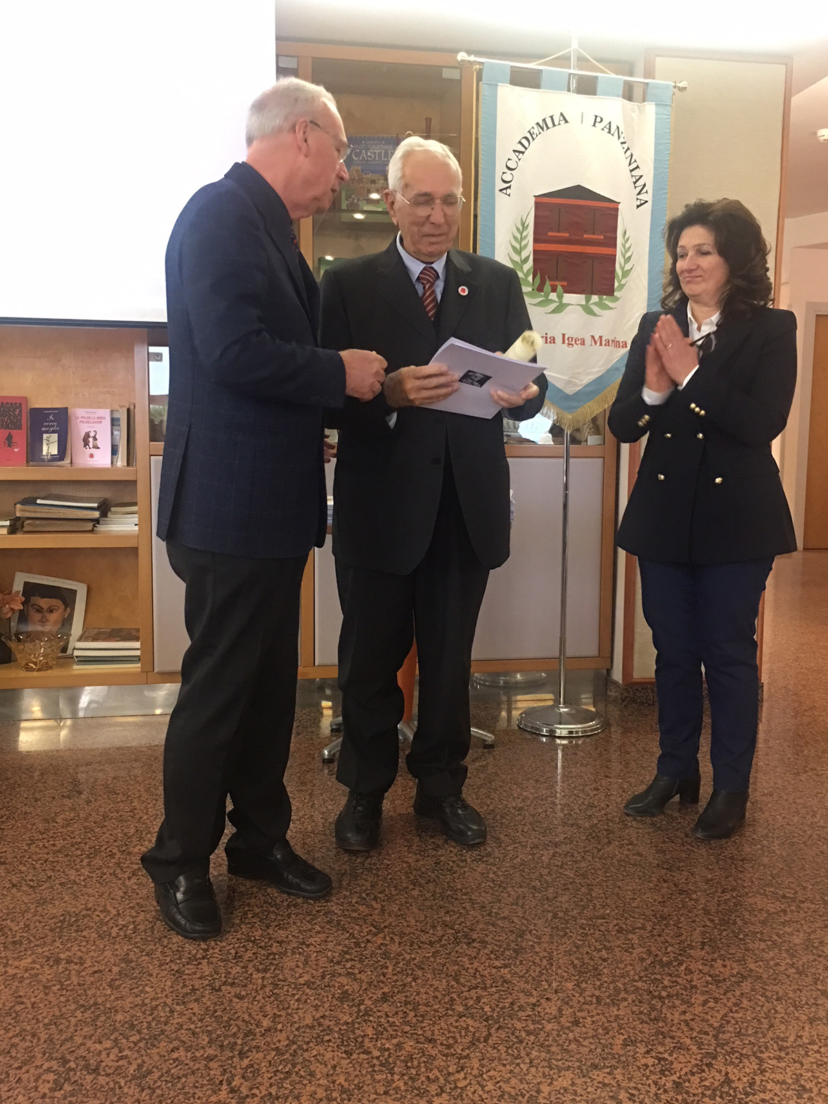 Arnaldo Gobbi, socio fondatore dell'Accademia Panziniana ed attualmente Presidente onorario dell'Accademia, riceve la pergamena ricordo del decennale di fondazione dal Presidente Ferranti.