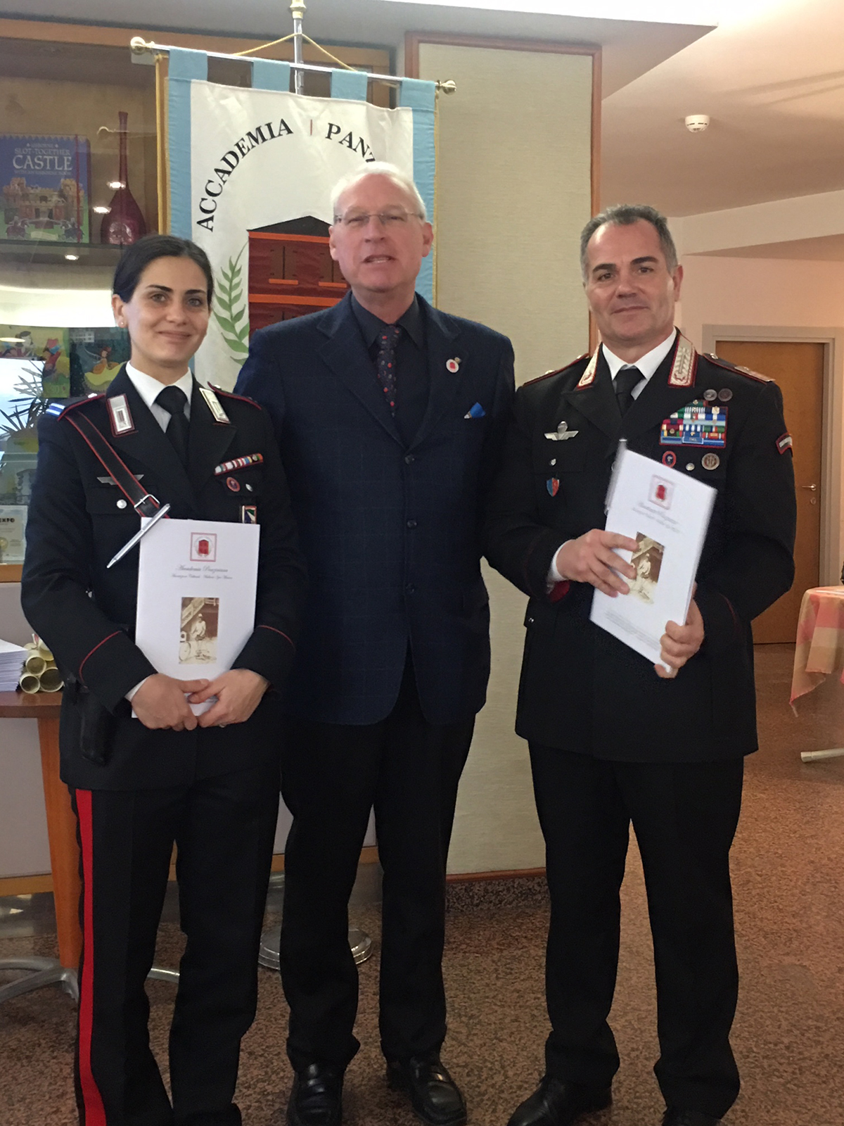 Il Presidente Ferranti con il Comandante la Stazione Carabinieri di Bellaria Igea Marina, Luogotenente Antonio Amato, con la vice-comandante della stazione stessa.